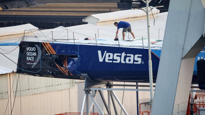 Volvo Ocean Race: Die beschädigte Jacht des Teams Vestas 11th Hour Racing in einem Hafen in Hong Kong.