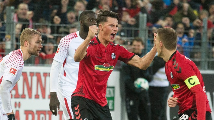 Fußball-Bundesliga: Freiburgs Robin Koch (Mitte) bejubelt seinen Treffer.