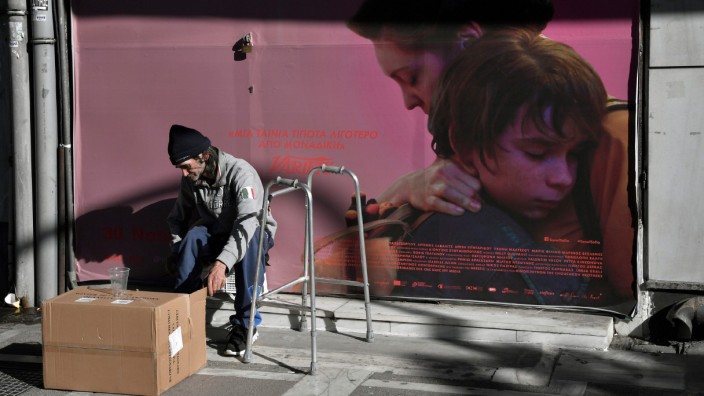 Griechenland: Ein Obdachloser bettelt in Athen: Schafft es Griechenland in diesem Jahr aus dem Krisen-Modus?