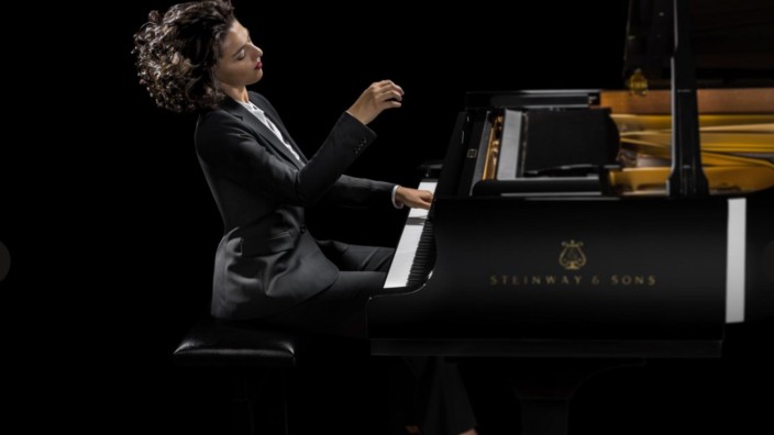 Klassik: Khatia Buniatishvili ließ beim zweiten Klavierkonzert von Franz Liszt den Steinway in den hellsten Farben gleißen und glitzern.