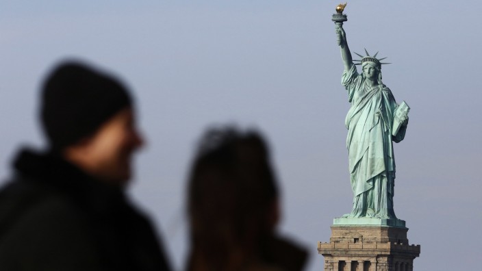 USA: Touristen vor der wegen des Shutdowns geschlossenen Statue of Liberty.