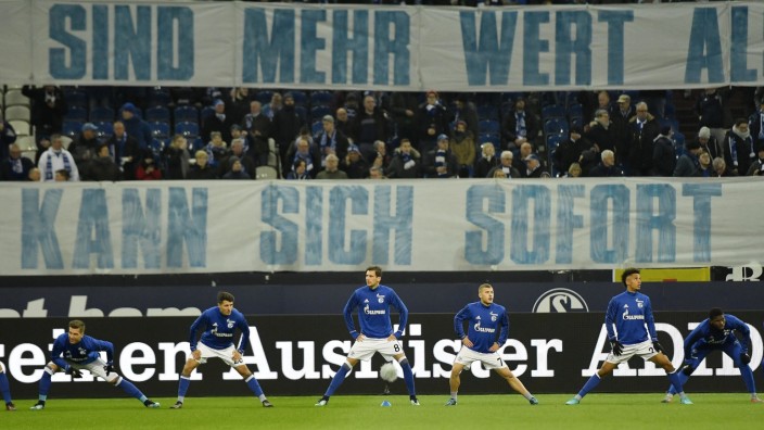 FC Schalke 04: Fans protestieren gegen Leon Goretzka.