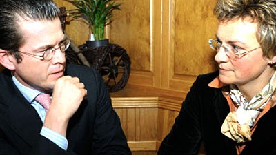 Monika Hohlmeier: Zwei, die sich offenbar gut verstehen: CSU-Generalsekretär Karl-Theodor zu Guttenberg und Monika Hohlmeier, die Oberfranken künftig im Europaparlament vertreten soll.