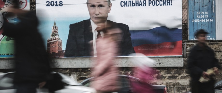 Russland und Tschetschenien: Auch Wladimir Putin, hier auf einem Wahlplakat in Simferopol, will mehr Einfluss auf das Privatleben der Russen ausüben. Auf dem Plakat ist der Schriftzug "Starker Prässident - Starkes Russland!" zu lesen.