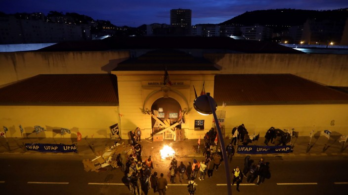 Europäischer Gerichtshof für Menschenrechte: Streikende Gefängnismitarbeiter vor dem Knast in Nizza.
