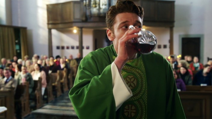 Sankt Maik auf RTL: Maik (Daniel Donskoy) ist nervös und genehmigt sich einen großen Schluck Messwein vor seiner erste Predigt.