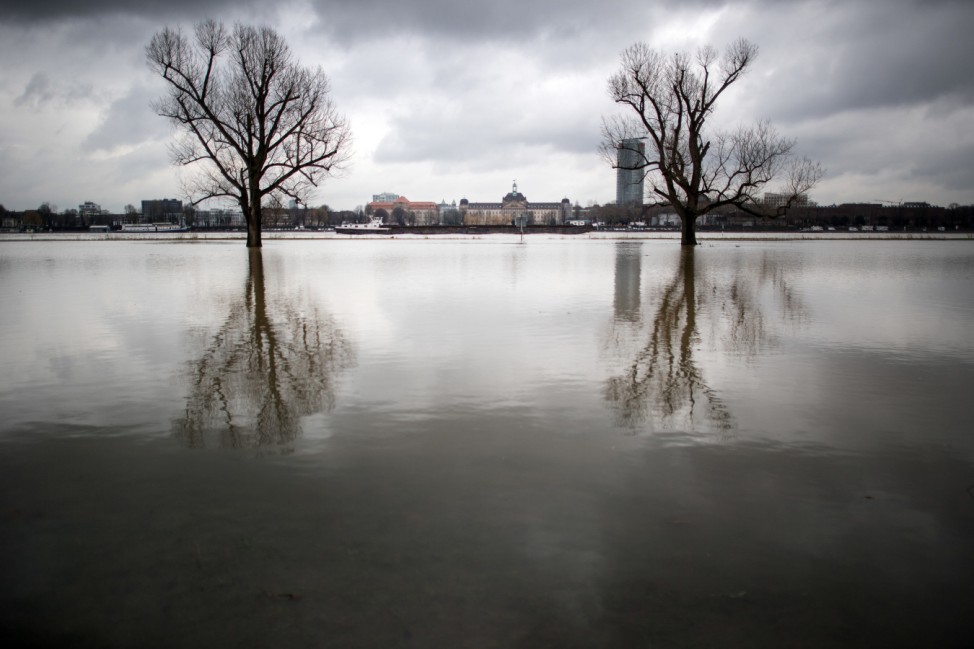Hochwasser am Rhein in Düsseldorf