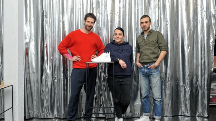 Schuhe: Gut ein Jahr lang haben Jörg Rohwer-Kahlmann (rechts) und Andreas Klingseisen mit Designerin Ayzit Bostan an dem Chelsea-Sneaker-Boot gearbeitet.