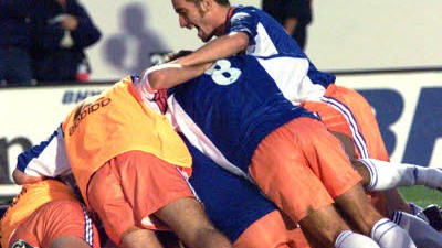 11 Freunde: 1999 feierten die Spieler von Montpellier Herault SC, nachdem sie im Finale des Intertoto-Cups gegen den HSV gewonnen hatten.