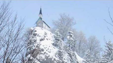 Ausflug bei Schnee: Über dem Berggasthaus thront die Kapelle des Riedersteins.