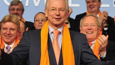 Roland Koch: Roland Koch, wiedergewählter Spitzenkandidat der CDU Hessen in modischem orangenen Schal