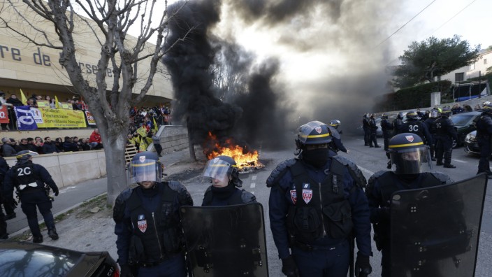 Gefängnispersonal in Frankreich errichtet Blockaden