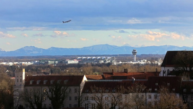 Prantls Blick: Der Flughafen München im Erdinger Moos, im Vordergrund der Domberg von Freising.