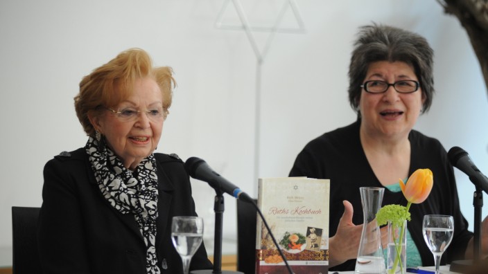 Holocaut-Überlebende Ruth Melcer stellt "Ruths Kochbuch" vor, 2015