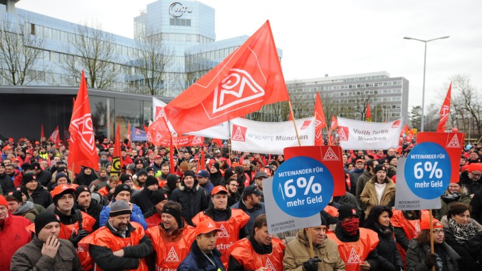 Arbeitskampf in München: Vor der Firma MTU in der Dachauer Straße versammeln sich am Dienstag mehr als 3000 Menschen. Sie fordern sechs Prozent mehr Lohn und eine 28-Stunden Woche.
