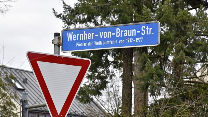 Fürstenfeldbruck: An einen "Pionier der Luftfahrt" erinnert das Schild für die Wernher-von-Braun-Straße in Bruck. Die NS-Vergangenheit bleibt ungenannt.