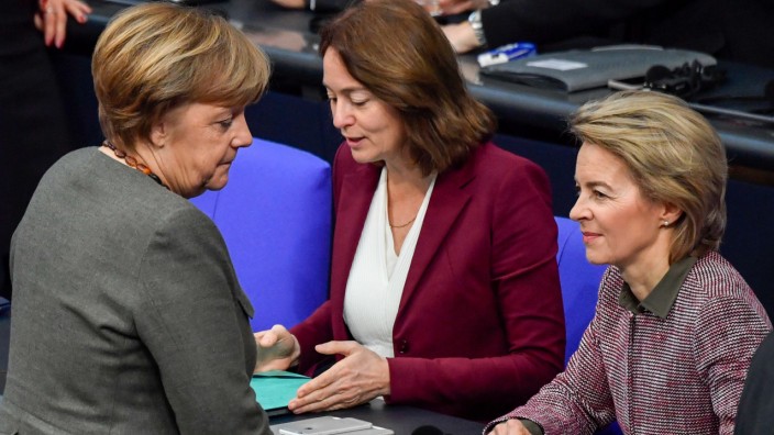 Union: Bundeskanzlerin Angela Merkel im Gespräch mit Verteidigungsministerin Ursula von der Leyen (re.), dazwischen SPD-Familienministerin Katarina Barley.