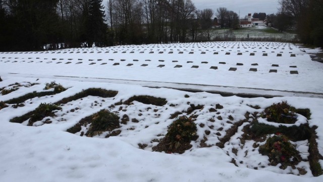 Dachau/München: In diesen Gräbern auf dem Dachauer Waldfriedhof liegen die sterblichen Überreste von zwölf KZ-Häftlingen des ehemaligen Außenlagers Allach.
