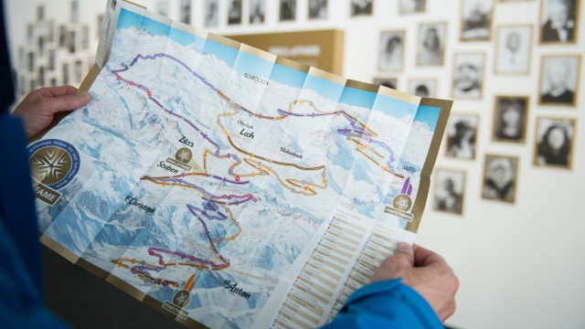 Winterurlaub: Im Skigebiet am Arlberg studiert man zwischendurch am besten regelmäßig den Pistenplan, um zusätzlichen Kilometern vorzubeugen.