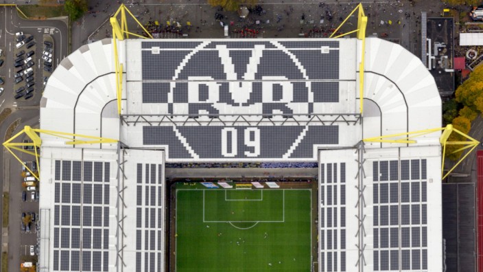Versicherung und Strom vom Bundesligisten: Die meisten BVB-Anhänger kennen die Binnensicht: Auch aus der Luft sieht die Dortmunder Arena markant aus - und ziemlich eckig.