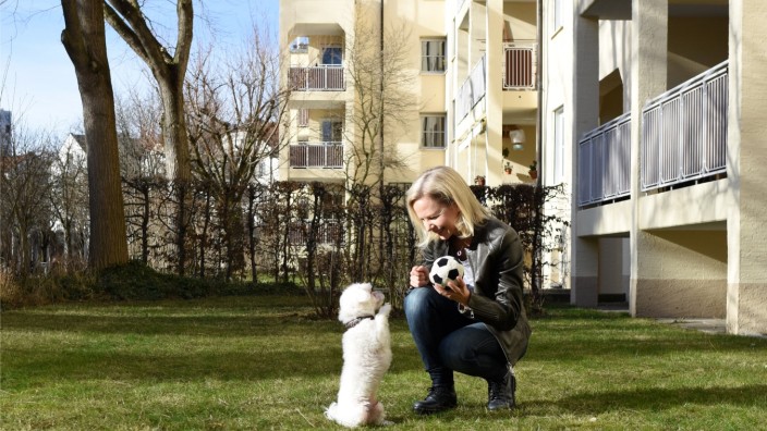 Gesundheit in München: Hospizbegleiterin Stefanie Hettich und ihr Hund Socke besuchen todkranke Menschen zu Hause.