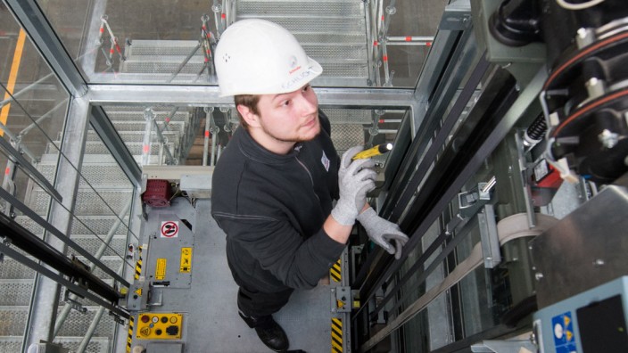 Schnell nach oben: Aufzugmonteure haben Aussicht auf Karriere