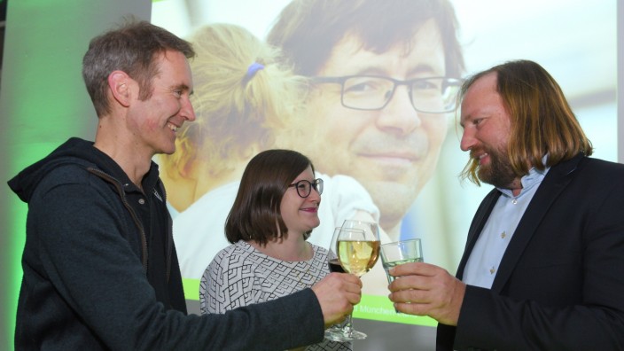 Vor der  Landtagswahl: Stoßen auf ein erfolgreiches Wahljahr an: die Grünen Markus Büchler, Sabine Pilsinger und Anton Hofreiter (von links).