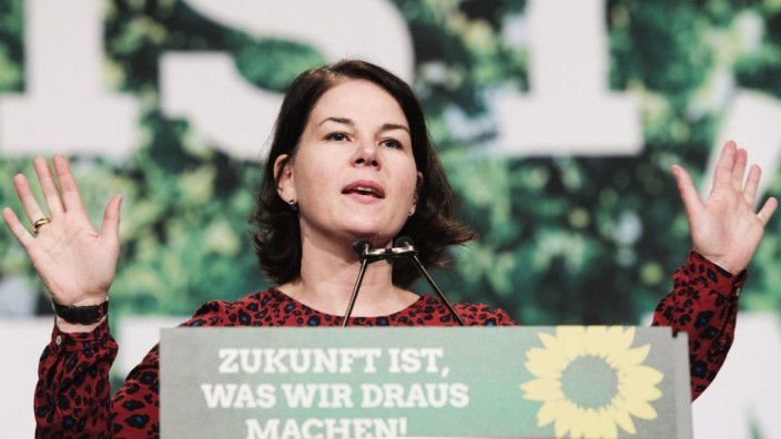 Annalena BAERBOCK Bundestagsabgeordnete steht am Rednerpult 42 Bundesdelegiertenkonferenz der Pa
