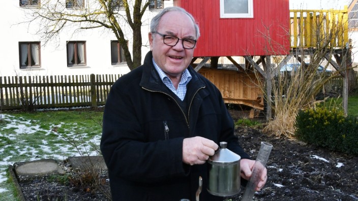 Klimaforschung in Taufkirchen: Walter Bachmayr in seinem Garten mit dem Niederschlagsmesser. Pünktlich um 7 notiert er, wie viel es geregnet hat.