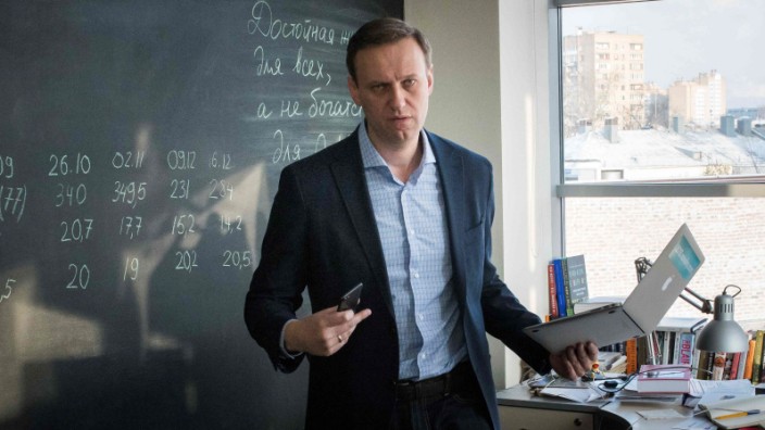 Wahl in Russland: Wegen seiner Antikorruptionsrecherchen gefürchtet: der Kreml-Kritiker Alexej Nawalny in seinem Moskauer Büro.