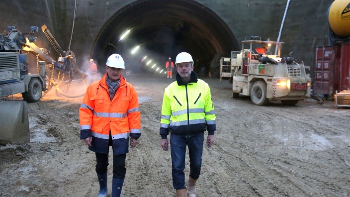 Westtangente: Der Projektleiter Franz Piller (l.) und der Chef der Bauüberwachung, Martin Bullinger, sind zufrieden mit dem Fortgang des Tunnelbaus.
