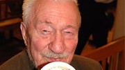 Das Münchner Hofbräuhaus: Otto Albert, 83, zeigt seinen Stammtisch-Bierdeckel.