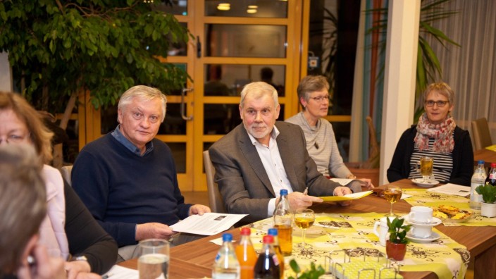 Neues Angebot: Willi Daniels (Mitte) und Hans Gnahn (links) von der Alzheimer-Gesellschaft stellen die neue Facebook-Gruppe für Angehörige vor.