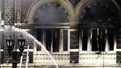 Terror in Mumbai: Mumbai zwei Tage nach den Anschlägen: Feuerwehrmänner kämpfen gegen die Schwelbrände im Luxushotel "Taj Mahal".