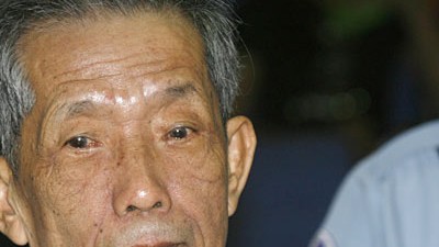 Kambodscha: Kaing Guek Eav alias Duch vor steht Gericht: Er soll zwischen 1975 und 1979 Aufseher in einem Foltergefängnis gewesen sein.