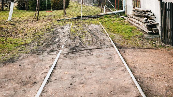 Auschwitz: Bis zum Lagertor sind es etwa 500 Meter Luftlinie. Auf ihrem Weg dorthin kreuzen die Gleise Straßen und Gärten.