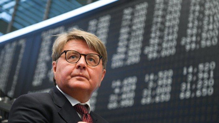 Börse: Der Herr über den Dax: Theodor Weimer, Vorstandsvorsitzender der Deutsche Börse AG, im Handelssaal der Wertpapierbörse.