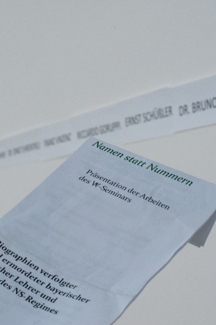 Gedenken an NS-Opfer: Im April 2013 hatten Abiturienten "Namen statt Nummern" um verfolgte jüdische Lehrer erarbeitet. Nun kehrt die Ausstellung nach Markt Schwaben zurück.