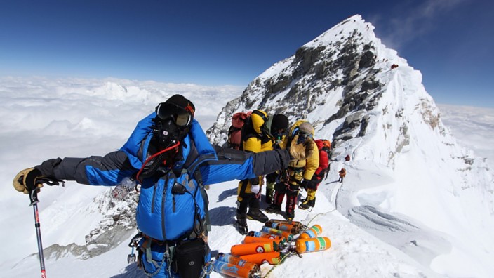 Höhenmedizin: In extremer Höhe wie hier am Mount Everest treffen Bergsteiger immer wieder irrationale Entscheidungen.