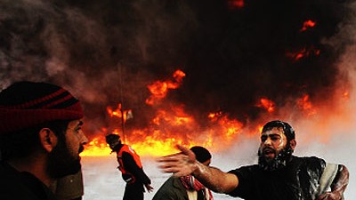 Krieg im Gaza-Streifen: Palästinensische Feuerwehrmänner kämpfen nach den israelischen Bombenangriffen gegen die Flammen.