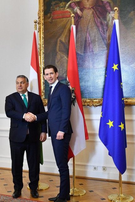 Österreich: Schmuckloser Arbeitsbesuch: Ungarns Regierungschef Orbán und Österreichs Kanzler Kurz (rechts) in Wien.