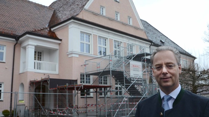 Renovierung oder Neubau: Seit vielen Monaten steckt das Rathaus Petershausen hinter Gerüsten. Bürgermeister Marcel Fath diskutiert mit dem Gemeinderat über die weitere Planung.
