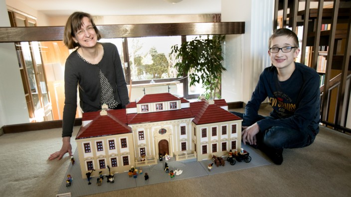 Adele Nebl und ihr Sohn Jonas Nebl haben das Schloss Lustheim aus Lego nachgebaut. Oberschleißheim
