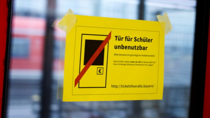 Tarifreform: Vor einem Jahr haben Münchner Schüler mit Flugblättern gegen die aus ihrer Sicht unfairen Preise im Nahverkehr protestiert.