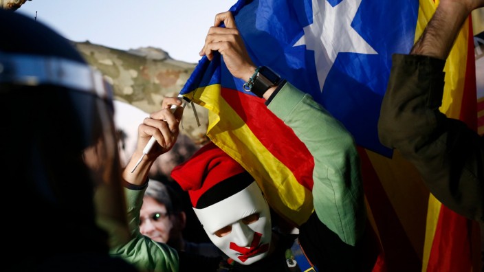 Katalonien: Puigdemonts Gesicht rückt in den Hintergrund, am Ende ist Kataloniens Unabhängigkeitsbewegung aber nicht.