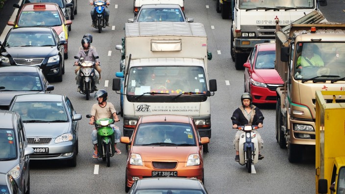 Verkehr: Autofahren ist Luxus, daran haben sich die meisten Menschen in Singapur bereits gewöhnt.