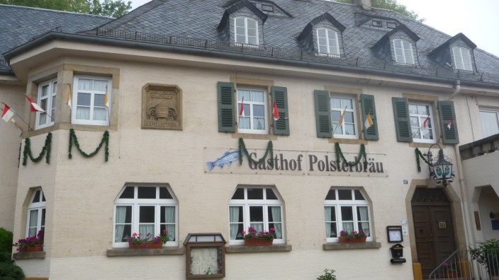 Oberfranken: Geranien stehen keine mehr auf den Fensterbrettern des Gasthofs Polster, die Wirtschaft ist zurzeit geschlossen.