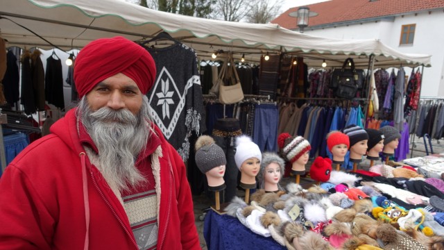 Brauchtum: Die Kunden werden weniger: Shaminder Singh, Fierant auf dem Wachsmarkt.