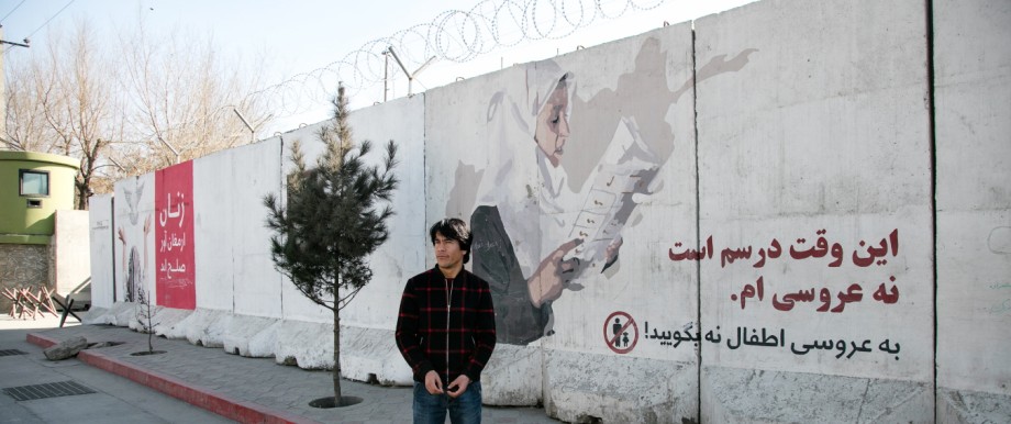 Mauermaler in Afghanistan: "Wir wollen das Gesicht des ganzen Landes verändern": Enayatullal Hekmat vor einem Werk des Aktionsbündnisses in der Hauptstadt Kabul.