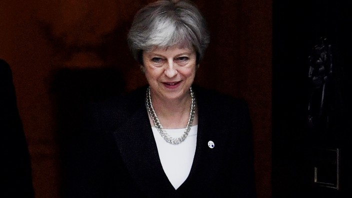 Großbritannien: Die britische Premierministerin Theresa May vor ihrer Residenz in der Downing Street in London